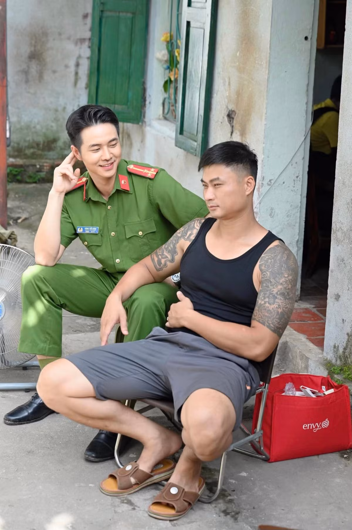 Trước vai bác sĩ "soái ca", diễn viên Phùng Đức Hiếu nhận được sự quan tâm của người xem với vai công an Đông ở "Phố trong làng" và "Làng trong phố".