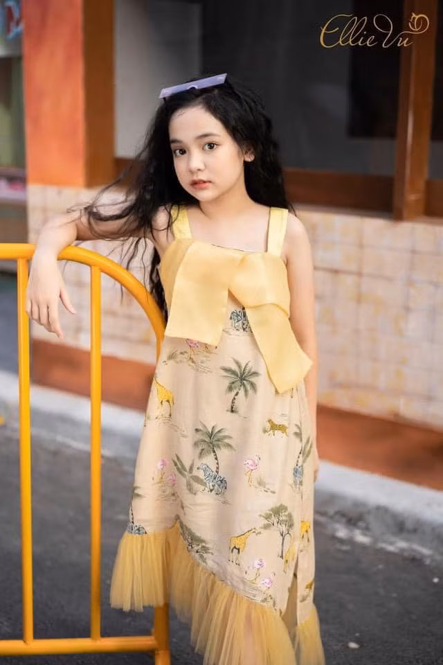Cô bé sinh năm 2011 còn rất đắt show làm người mẫu nhí, mẫu quảng cáo.