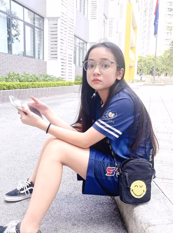 Nhờ ngoại hình xinh xắn và tài diễn xuất, từ năm lên 3 tuổi Chu Diệp Anh đã đóng phim, làm mẫu.