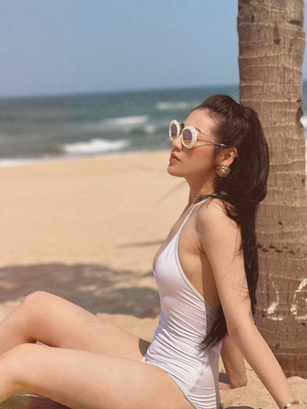 Hiếm hoi khoe ảnh gợi cảm với bikini, Á hậu cuộc thi Hoa hậu Việt Nam 2012 "đốt mắt" người xem với body đẹp hoàn mỹ, khoe trọn xương quai xanh quyến rũ.