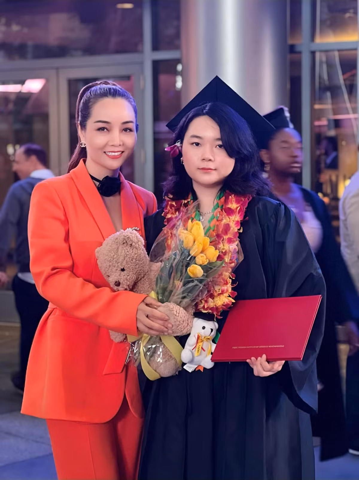Nữ diễn viên phim "Những ngọn nến trong đêm" gửi lời nhắn nhủ tới ái nữ: "Chúc mừng con gái yêu đã tốt nghiệp trường Đại học FIDM - Fashion Institute of Design and Merchandising, chuyên ngành Thiết kế thời trang tại Los Angles (Mỹ). Chúc con yêu sẽ sớm đạt được ước mơ trở thành nhà thiết kế thời trang nổi tiếng nhé".