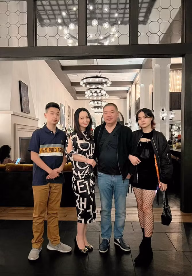 Mai Thu Huyền đa tài với nhiều vai trò như người mẫu, diễn viên điện ảnh, doanh nhân, nhà sản xuất kiêm đạo diễn. Cô còn có cuộc sống hôn nhân viên mãn kéo dài hơn 20 năm bên chồng đại gia và hai con càng lớn càng ngoan ngoãn, hiểu chuyện.