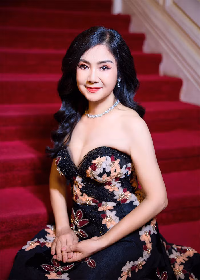 Vẻ đẹp "không tuổi" của nữ diễn viên sinh năm 1969 khiến cả các diễn viên đàn em cũng không theo kịp.