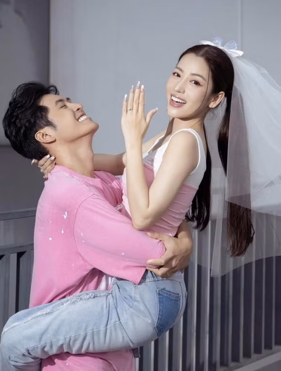 Nhân dịp sinh nhật, Gin Tuấn Kiệt bất ngờ đăng ảnh cầu hôn thành công "đàn chị" Puka sau một thời gian dài "úp mở" chuyện tình cảm và được fan tích cực "đẩy thuyền".