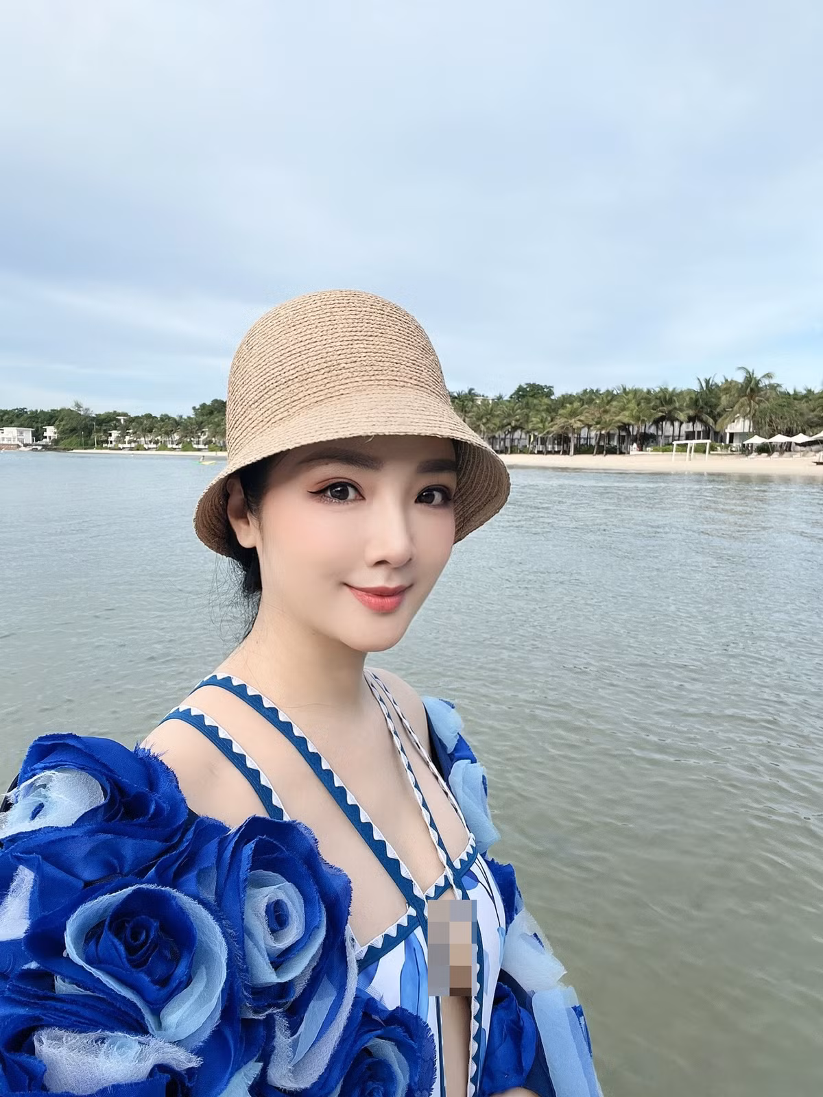 Khi được một người bạn trên Facebook trêu: "Nàng tiên cá sắp rời biển cả để tìm người yêu!", mẹ đơn thân Giáng My khéo léo viết: "Giờ chuẩn bị chăm cháu chứ không đi tìm người yêu nữa ạ".