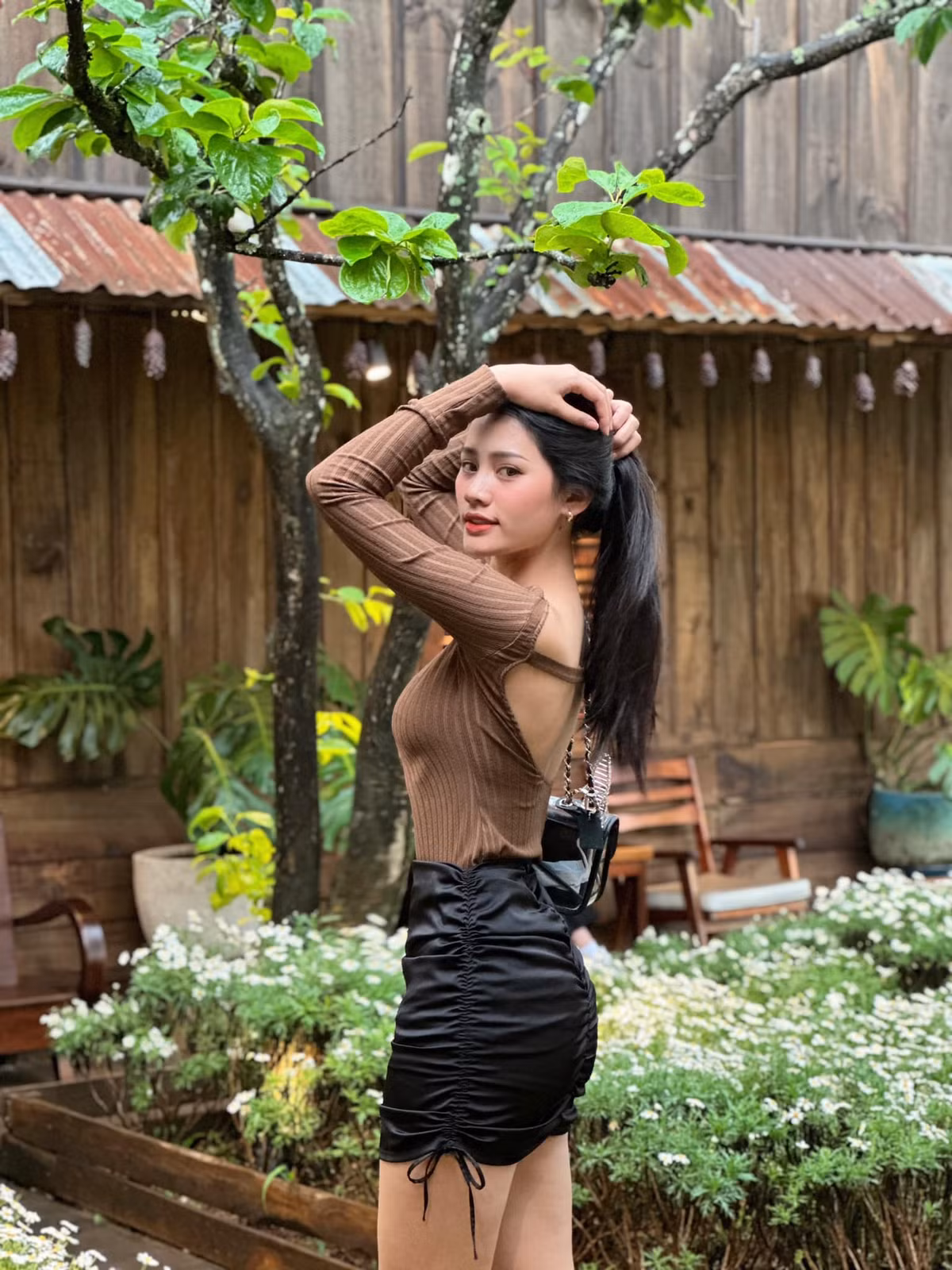 Hình ảnh đời thường "gây thương nhớ" của hoa hậu trả lại vương miện hậu đăng quang.