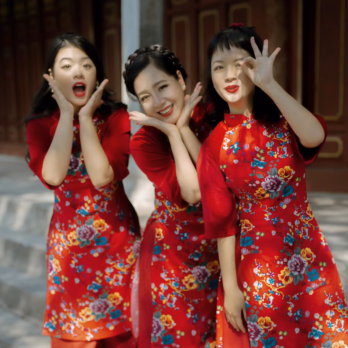 Nghệ sĩ Chiều Xuân chụp ảnh cùng hai con gái mà ngỡ như chị em.