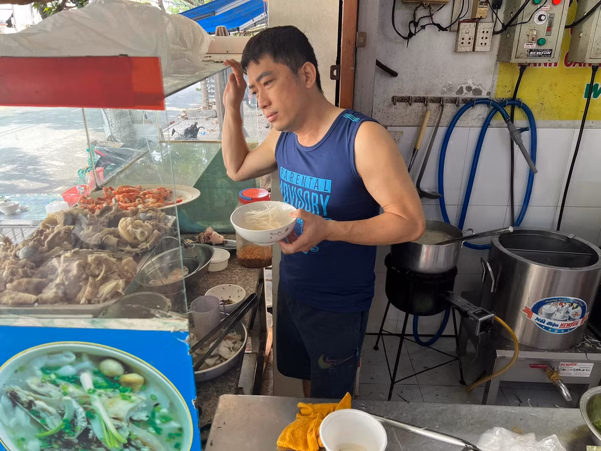 Ngoài chăm chỉ chia sẻ những hình ảnh hậu trường làm phim ngắn, Kinh Quốc còn đăng nhiều dòng status hài hước, tếu táo quanh cuộc sống đời thường.