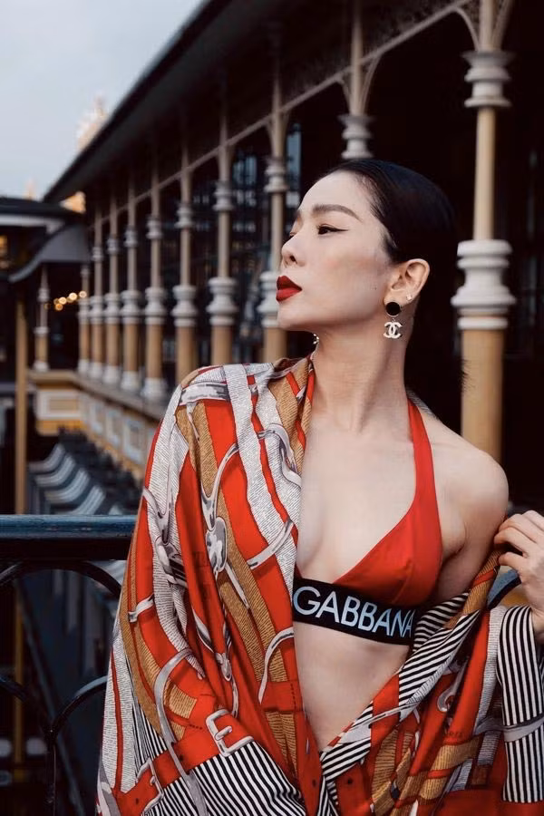 Le Quyen mac ao tam hang hieu, khoe voc dang van nguoi me