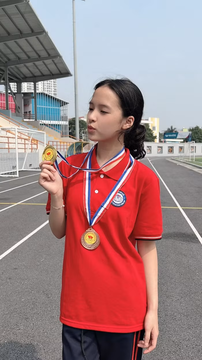  Con gái Hồng Đăng khiến bố mẹ tự hào nhờ nỗ lực và thành tích đạt được.