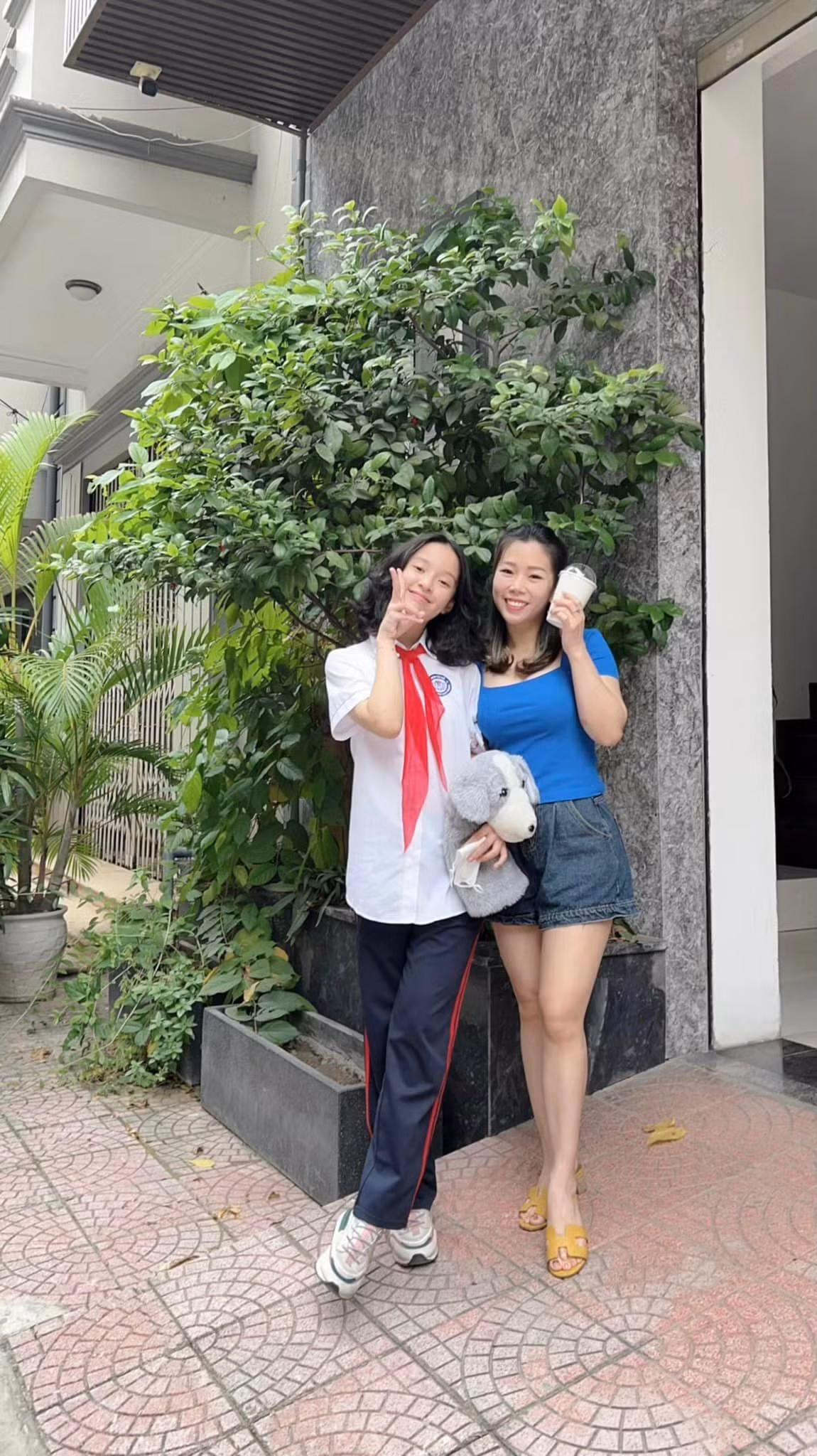 Mới 12 tuổi nhưng bé Nhím của "Bố ơi mình đi đâu thế" đã cao lớn hơn mẹ, ngày càng xinh và biết làm dáng.
