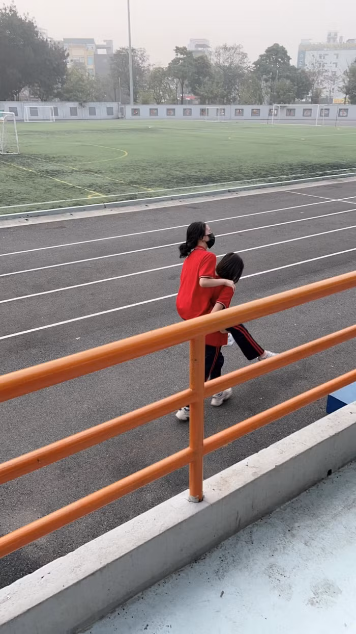 Trên trang cá nhân, bà xã của Hồng Đăng cũng chia sẻ: “2 cô bạn cùng lớp. 2 bạn là 1 trong nhóm điền kinh đại diện cho trường đi thi cấp Quận. Hẹn nhau 6h30 có mặt, đến từ rất sớm mục đích chỉ để tập trước bối cảnh khi được lên trao giải. Và rồi nỗ lực cố gắng đã thành công. 2 bạn đã giành được giải nhất và giải nhì đúng như vị trí của mình đã đứng lúc tập trao giải. Chúc mừng các con nhé… Cứ khoẻ mạnh, ngoan ngoãn là ba mẹ mừng. Không biết Nhím nhà ta có xung phong đi thi cấp thành phố không nhỉ”.
