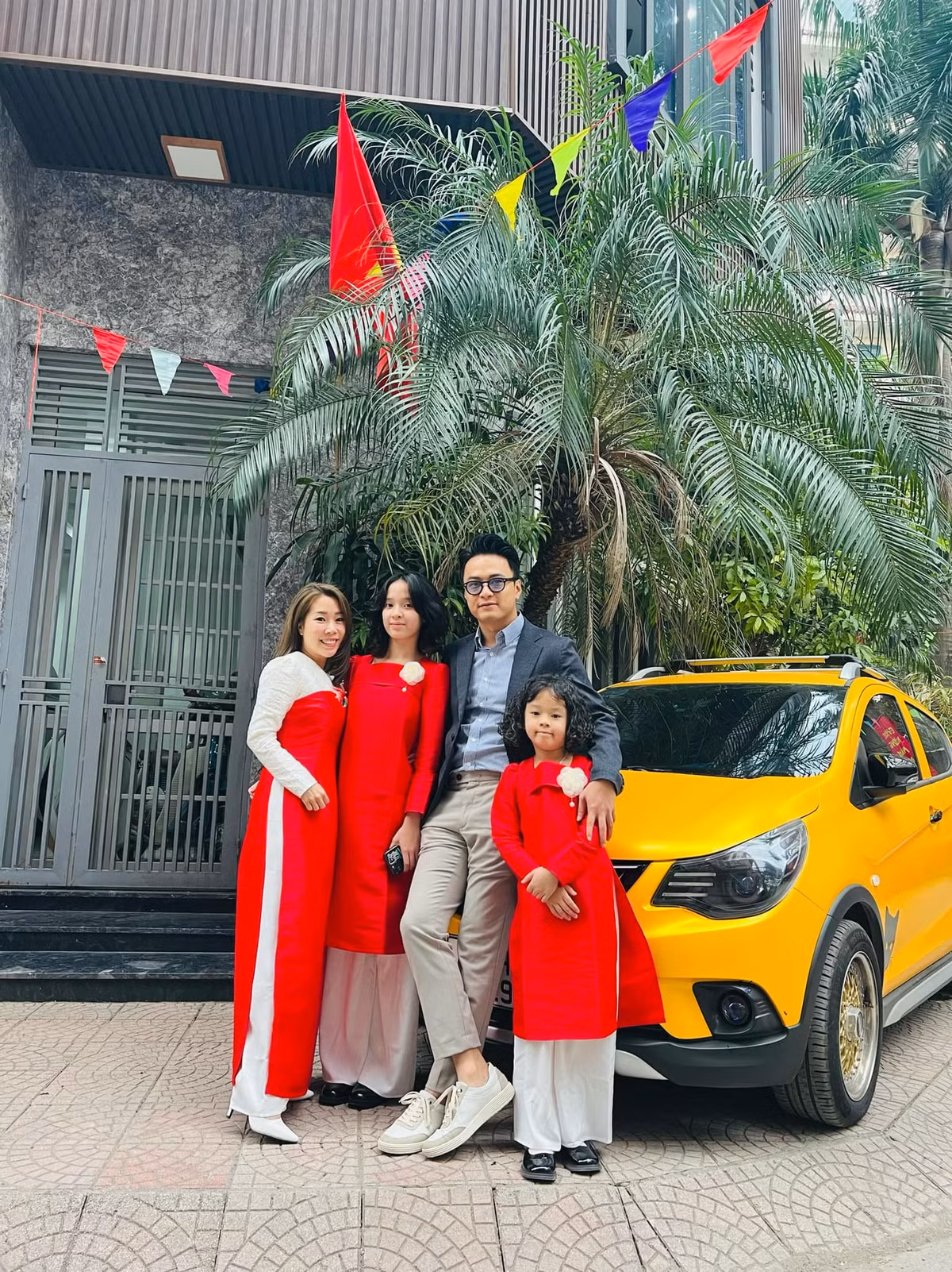 Sau ồn ào đời tư, Hồng Đăng dành nhiều thời gian bên gia đình. Anh thường xuyên chia sẻ hình ảnh hạnh phúc, đầm ấm cùng vợ và hai con gái đáng yêu.