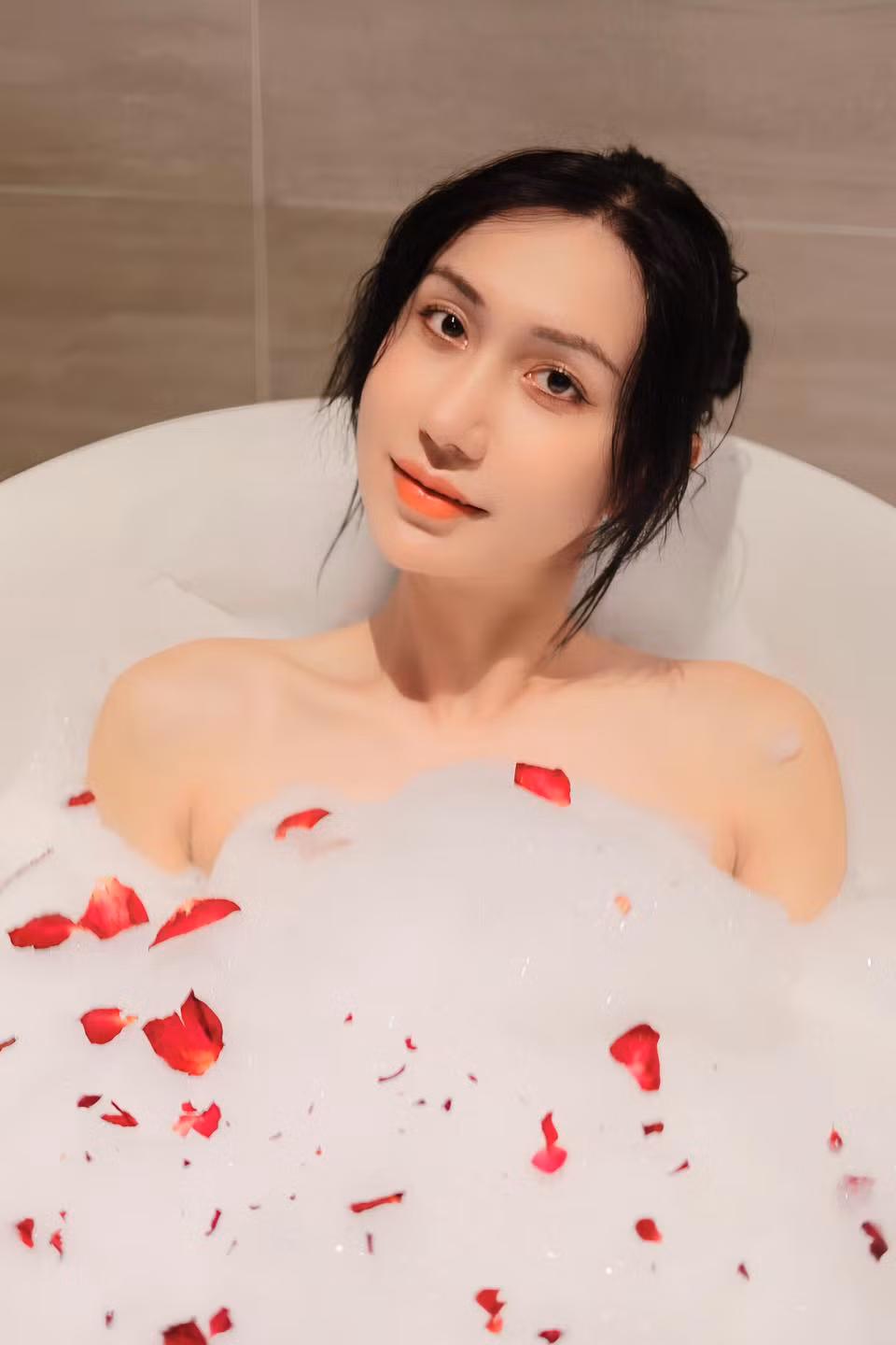 Diện mạo mới giúp "chị đẹp" 35 tuổi nhận được sự quan tâm của đông đảo khán giả và ngày càng đắt show hơn trước.