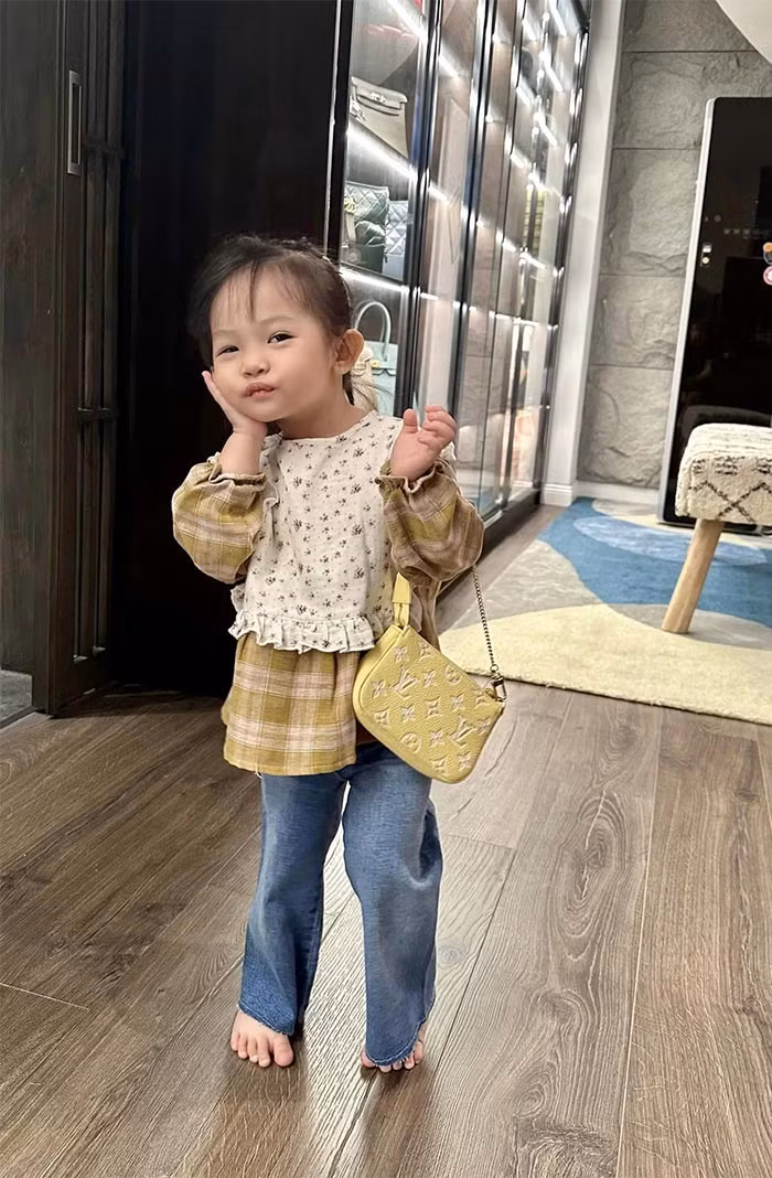 Ngoài túi hiệu, Suchin cũng được mẹ sắm rất nhiều quần áo đắt tiền, nên cô bé luôn chỉn chu ăn mặc, đầu tóc từ những chi tiết nhỏ nhất.