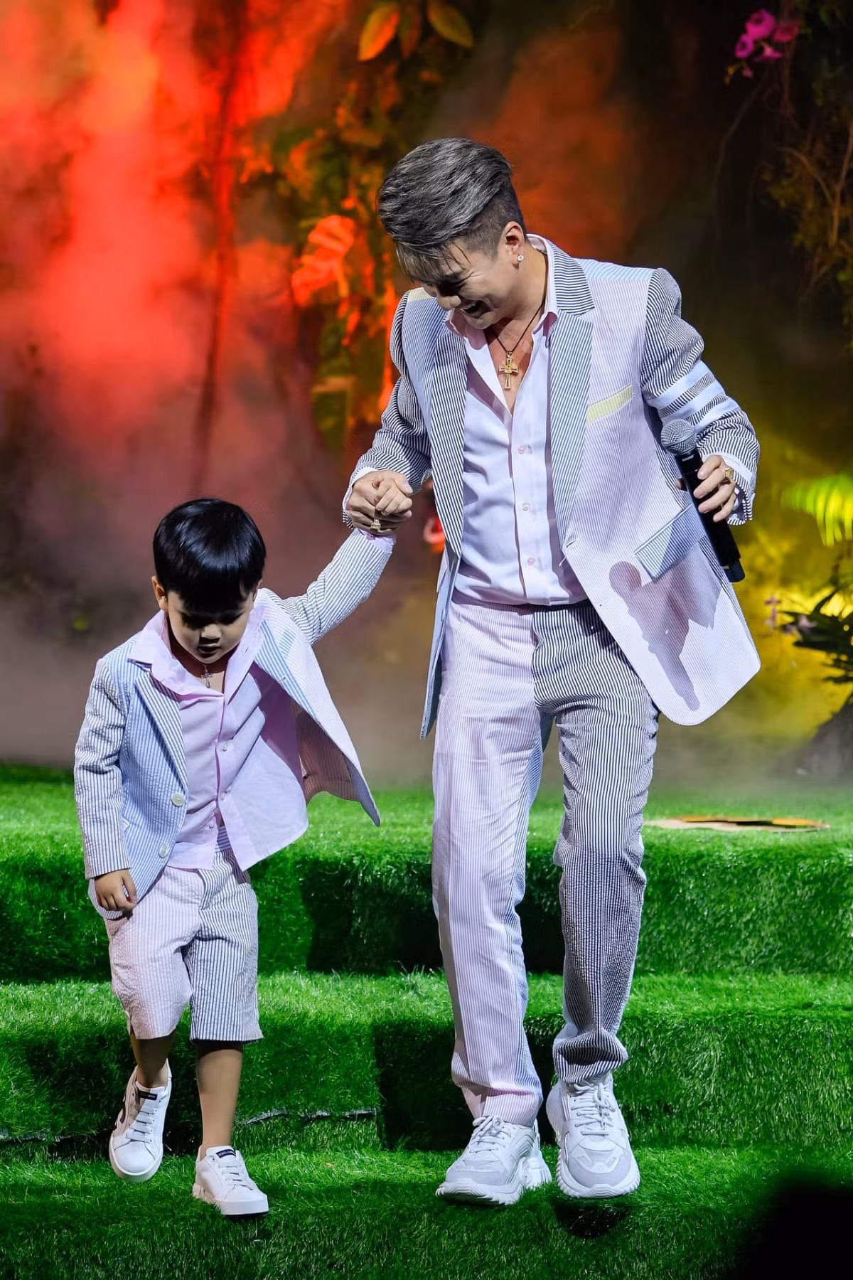 Quý tử của Mr. Đàm vô cùng thích thú trước quà tặng bất ngờ mà người cha nổi tiếng dành tặng cho mình.