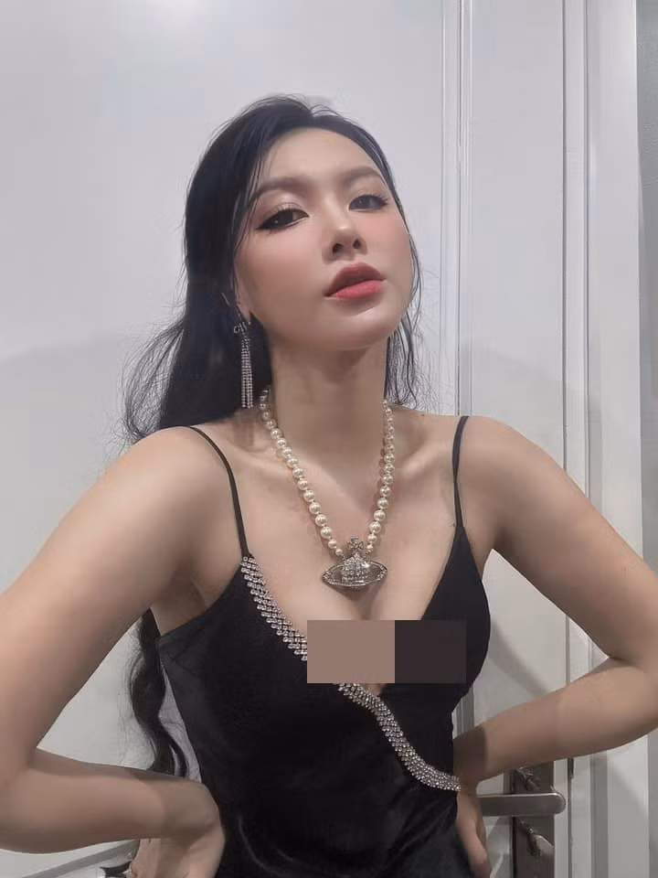 Minh Hà thường chọn những chiếc váy hai dây, khoét sâu, khoe một phần vòng một bắt mắt.