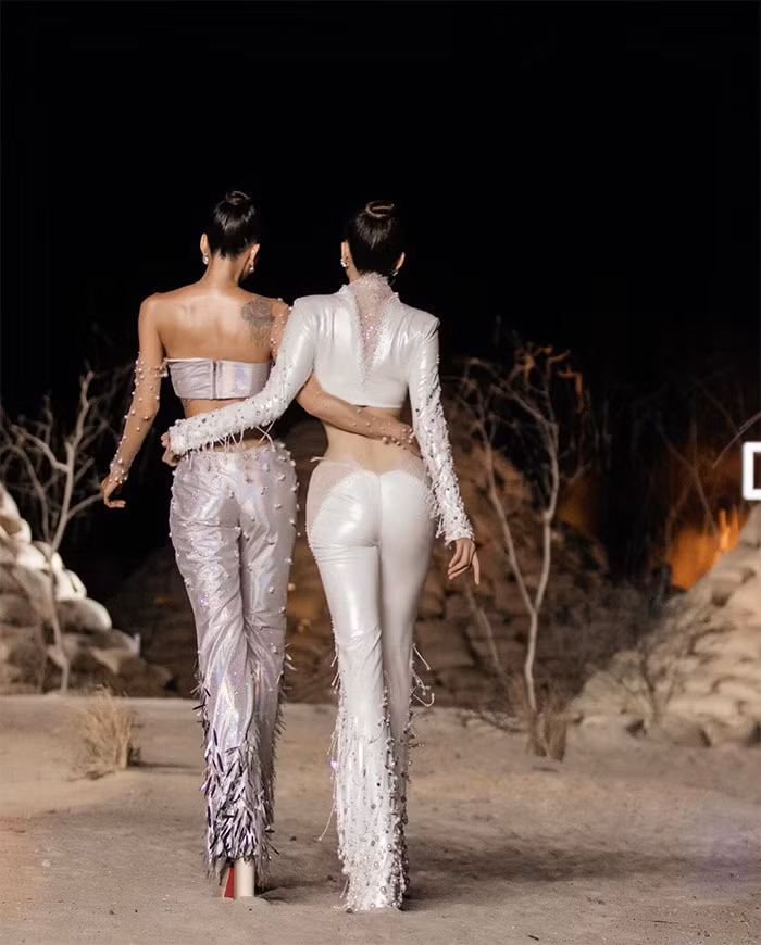Vóc dáng nuột nà của hai người đẹp khi đi catwalk.