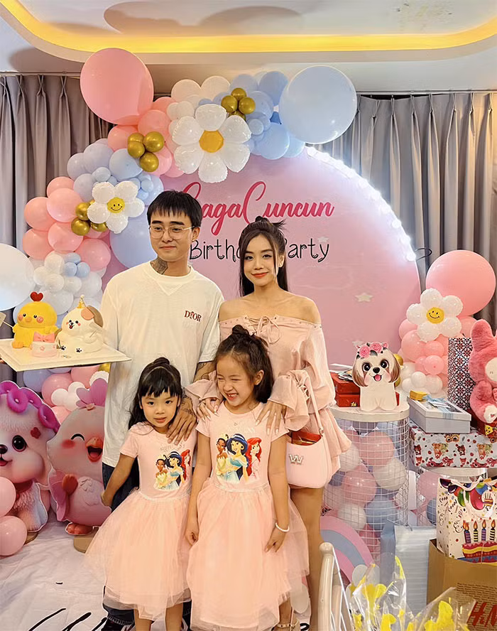 Ngày 20/11, trên trang cá nhân, vợ cũ Hoài Lâm - Bảo Ngọc (Cindy Lư) đã đăng loạt ảnh sinh nhật của hai con gái. Điều đáng chú ý là trong tiệc sinh nhật của hai bé Gà Gà, Cún Cún, Cindy Lư và Đạt G công khai tình tứ. (Ảnh: FBNV)