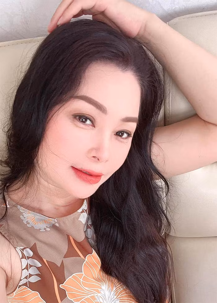 "Không hiểu sao, các đạo diễn lại luôn "chọn mặt gửi vàng" để đưa các vai đanh đá cho tôi. Ngoài đời tôi hiền lắm, các con tôi bảo mẹ Tú hiền nhất quả đất, hàng xóm cũng chưa từng nghe thấy tôi to tiếng, thậm chí tôi còn kiệm lời...", Thanh Tú chia sẻ với Tổ Quốc.