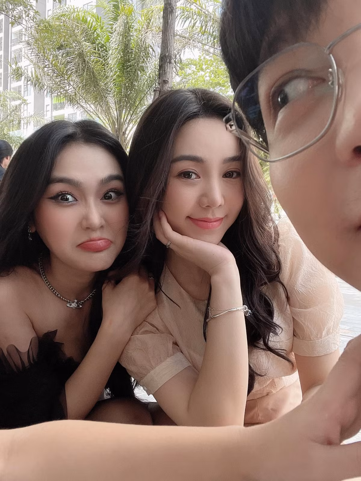 Căng thẳng trên phim là thế nhưng ngoài đời, Quỳnh Kool vô cùng thân thiết với "tiểu tam" Cù Thị Trà.