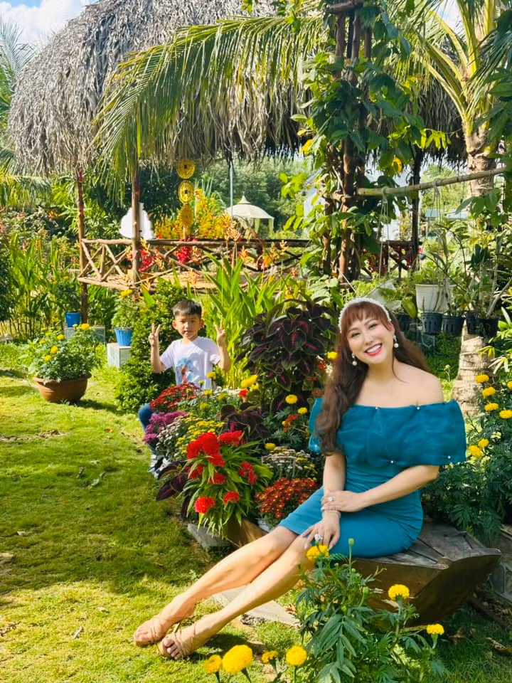 Phi Thanh Vân từng trải qua hơn 20 cuộc trùng tu nhan sắc, từ nâng ngực đến bơm vòng ba lên 104 cm.