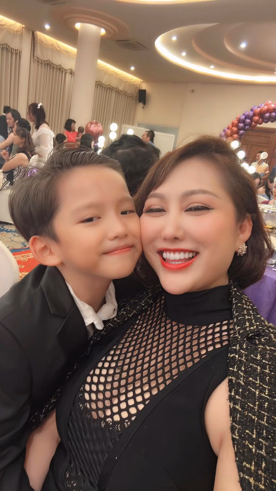 Tận dụng lợi thế của mình, bà mẹ 8X chăm diện những thiết kế xẻ cổ sâu, khoe vòng một đồ sộ.