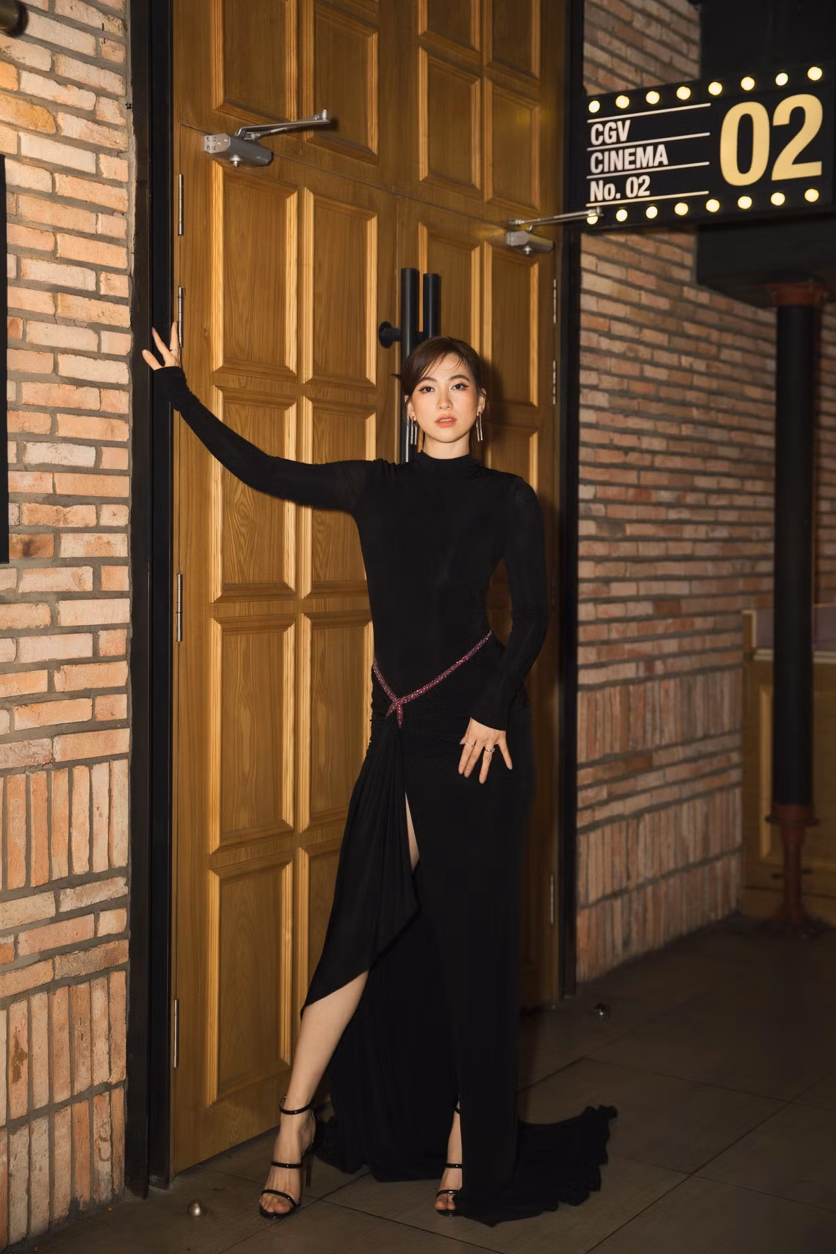 Trở thành "nàng thơ" mới của Trấn Thành, Phương Anh Đào được đánh giá là nữ diễn viên có tài năng với 10 năm kinh nghiệm diễn xuất. Mỹ nhân sinh năm 1992 chứng minh được thực lực của mình qua hàng loạt phim điện ảnh như: Tro tàn rực rỡ, Bằng chứng vô hình, Chàng vợ của em… Mới đây nhất, cô còn thử sức với thể loại phim không phải sở trường khi đóng cảnh nóng, táo bạo trong phim "Chiếm đoạt" đang chiếu rạp.