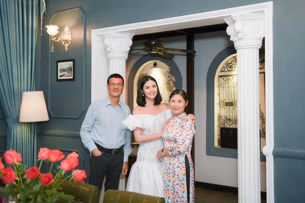 Hoa hậu Việt Nam 2010 cũng bày tỏ lòng biết ơn trước sự yêu thương vô điều kiện của ba mẹ và những người thân yêu giúp cô vững bước, sự đồng hành của bạn bè thân yêu trên từng chặng đường phát triển của Ngọc Hân.