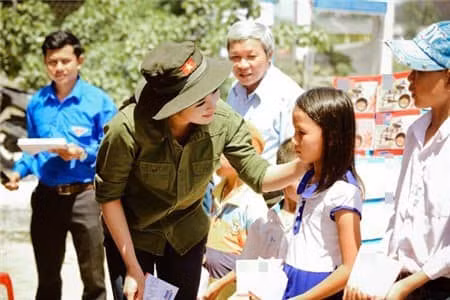 Nàng hậu viết thêm: "Hân đã đi qua nhiều "trận bão" khác trong suốt 13 năm qua nhưng vẫn may mắn giữ sự được sự hồn nhiên ấy. Có lẽ người đầu tiên Hân thấy biết ơn là bản thân mình vì đã luôn sống là chính mình, nhiệt huyết, đầy chân thành với cuộc đời".