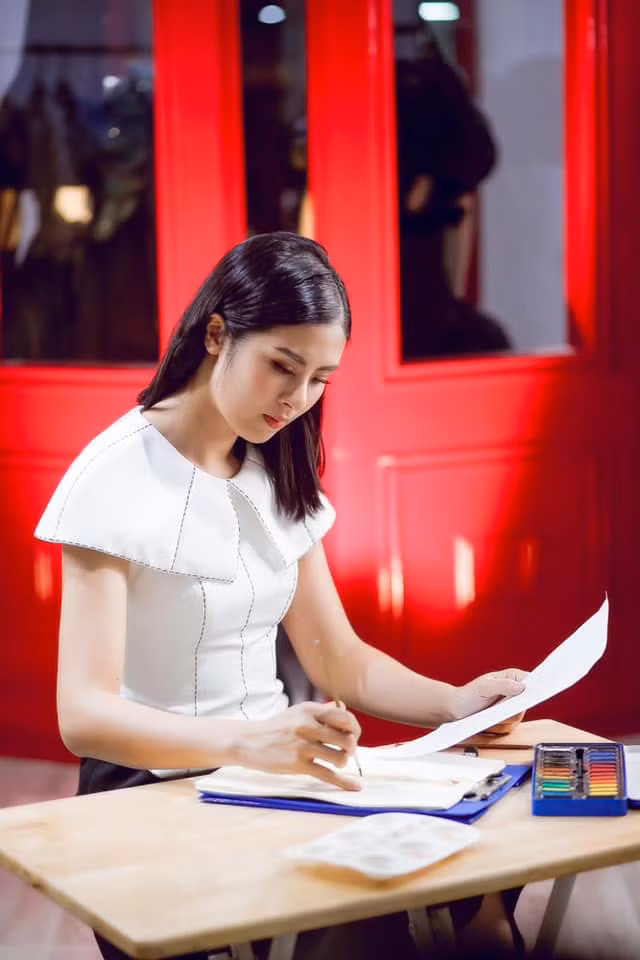 "Đối với Hân, mỗi người đi qua trong cuộc đời đều là người ta cần gặp. Bất cứ điều gì xảy ra thì đó chính là điều nên xảy ra, không ai vẹn toàn nên hãy nhìn vào những điểm tích cực của nhau để cùng toàn vẹn. Con người với con người có thể trở nên rất ác độc hoặc rất thiện lành, mỗi chúng ta đều có quyền lựa chọn, nếu có thể Hân luôn nghĩ và nói, lan tỏa những điều tích cực và giúp đỡ những người xung quanh, có lẽ đó cũng là lý do Hân thấy mình hay gặp may mắn chăng? Một cuộc đời luôn biết ơn, chân thành và rộng mở là con đường Hân đang đi", người đẹp chia sẻ thêm.