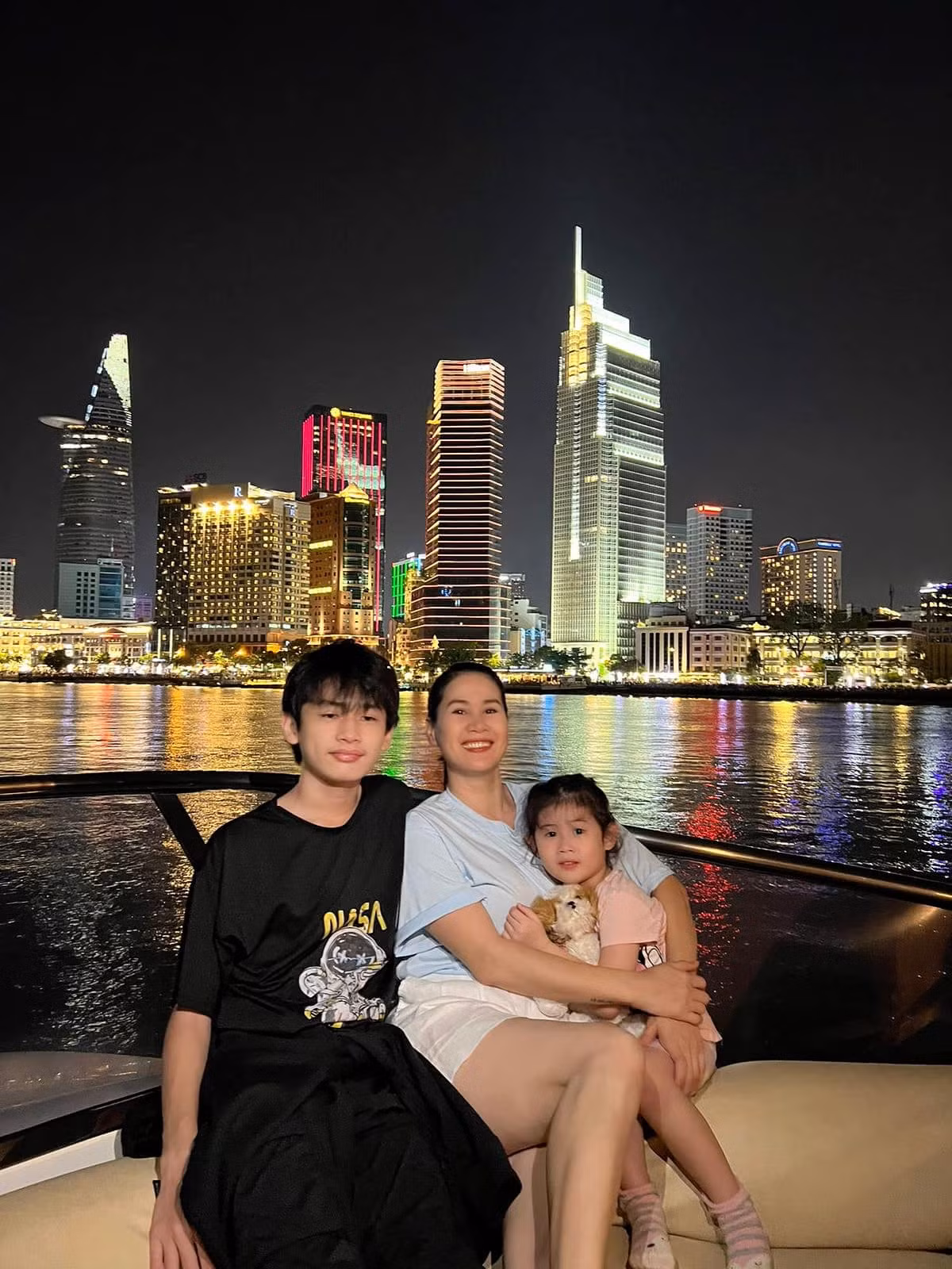 Thân Thúy Hà đưa các con đi tham gia sự kiện cùng mẹ hay đi du lịch, ra ngoài trải nghiệm để bù đắp cho những lúc chị vắng nhà vì lịch quay dày đặc.