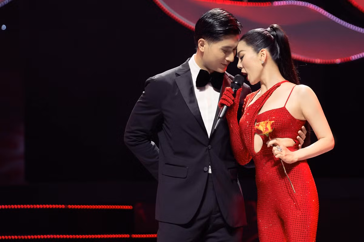 Nếu như Lâm Bảo Châu thường giữ im lặng thì Lệ Quyên lại không ít lần lên tiếng bảo vệ bạn trai khi anh bị chỉ trích.