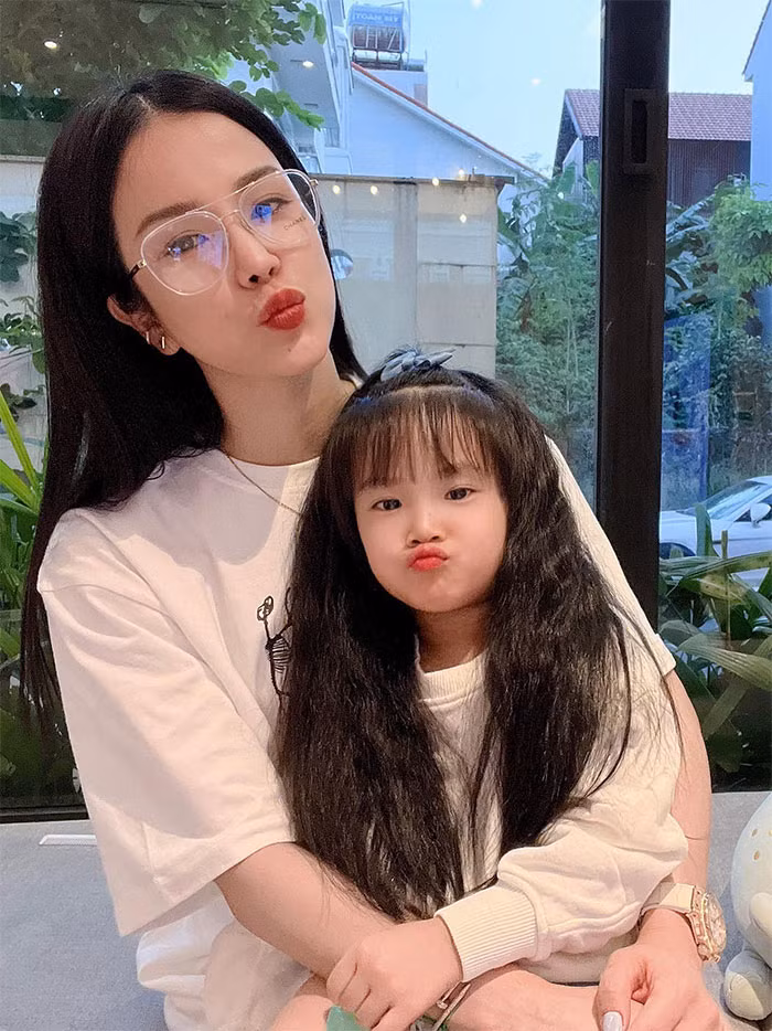 Sau khi ly hôn và tranh chấp quyền nuôi con với chồng cũ - thiếu gia Nghiêm Đức, Diệp Lâm Anh đang sống cùng con gái.