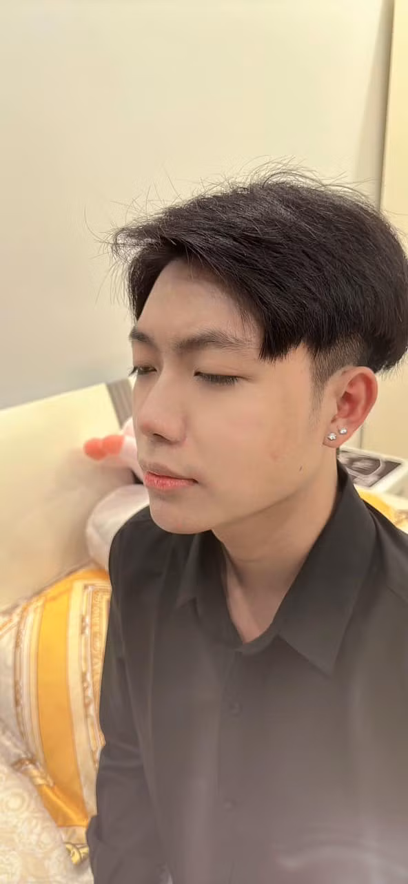 Trong ảnh nam ca sĩ chia sẻ, con trai Long Nhật và bà xã Kim Ngân sở hữu chiếc mũi cao, dung mạo điển trai, nam tính.