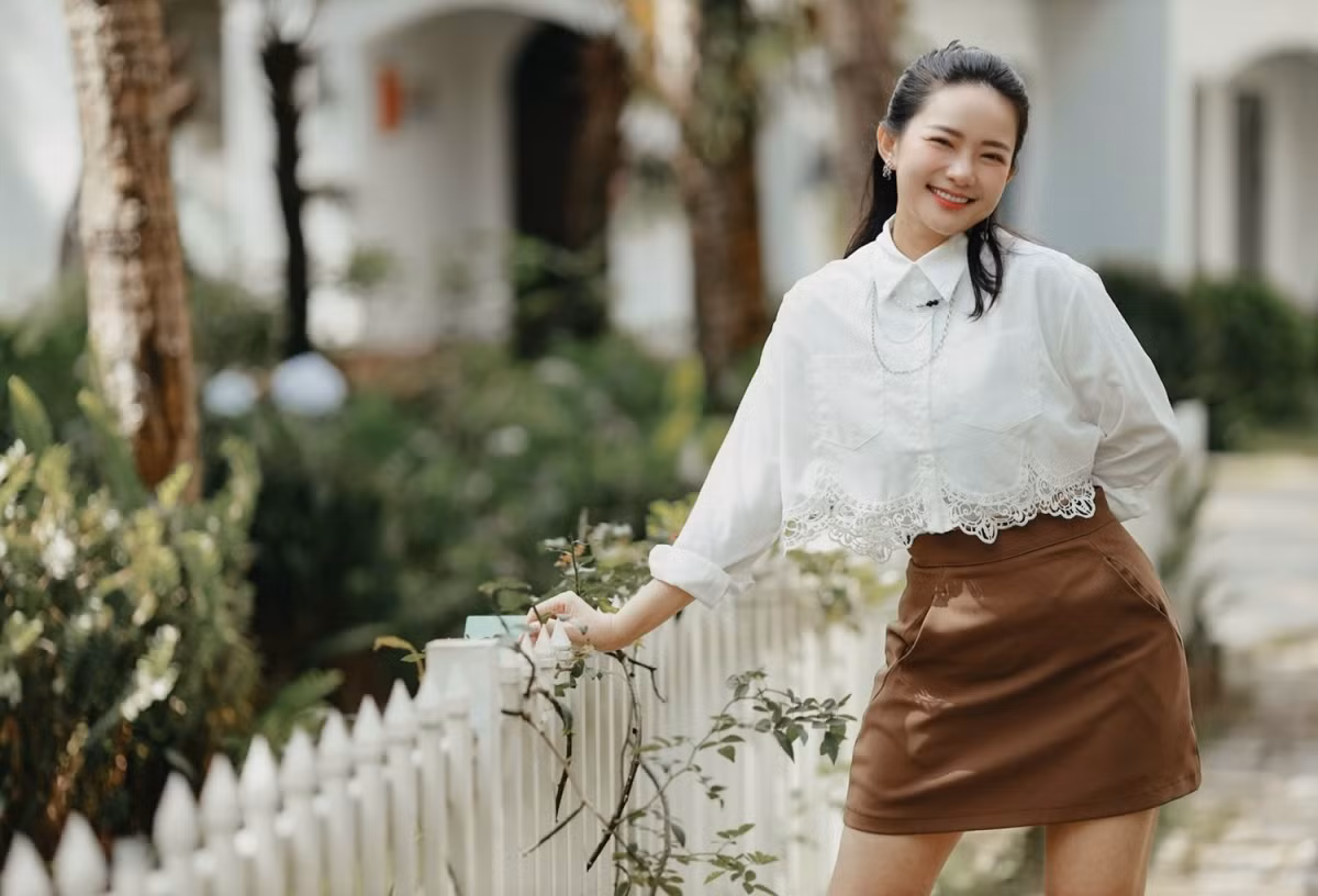 Diện chân váy ngắn trẻ trung kết hợp với sơ mi trắng điệu đà, bà xã của đại gia Đức An khoe eo thon cùng đôi chân dài đáng ghen tỵ.