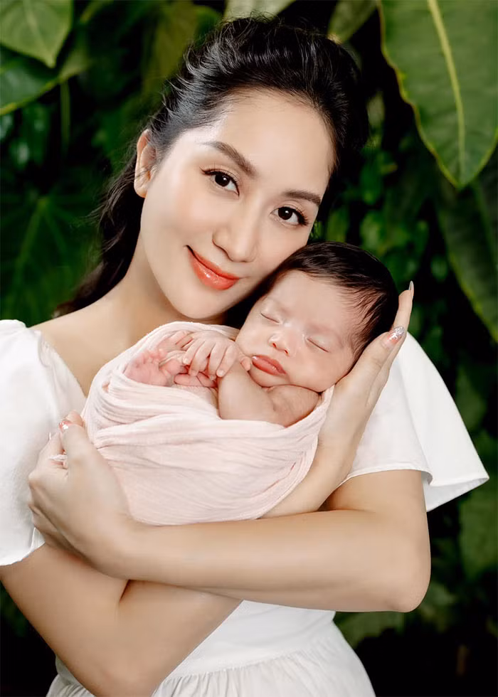 Khánh Thi sinh con gái thứ 3 vào ngày 9/9/2023.