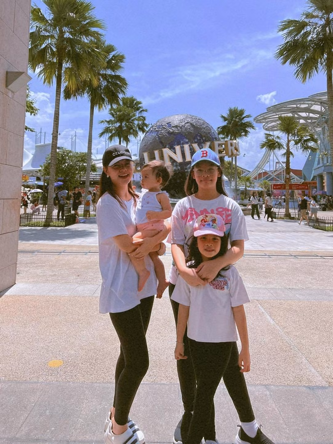 Cô dành nhiều thời gian bên các con dù bận rộn cho sự trở lại với ca hát thời gian gần đây.