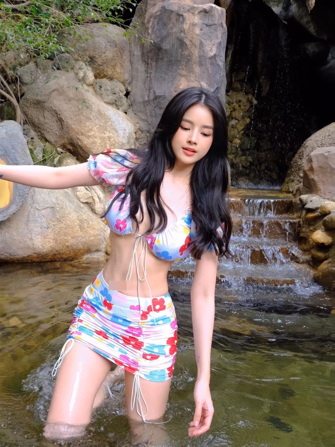 DJ Mie tha dang ben suoi nuoc nong khoe body “cuc chay“