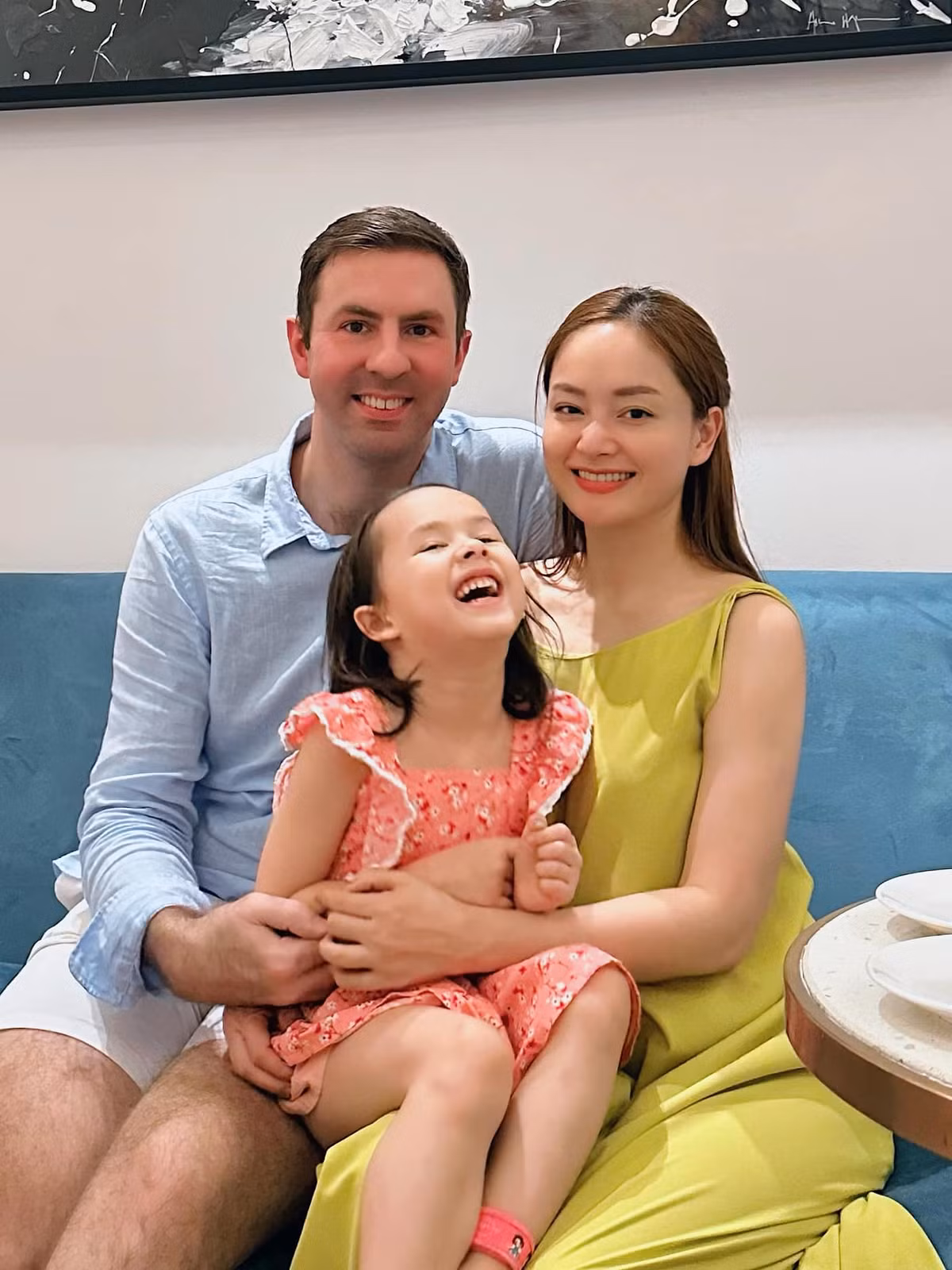 Lan Phương và chồng Tây cao 2m là anh David Duffy có chung cô con gái Linda vô cùng đáng yêu. Mới đây, nữ diễn viên chia sẻ khoảnh khắc: "Mỗi lần gia đình tôi chụp hình kiểu…" cùng loạt biểu cảm của ái nữ.