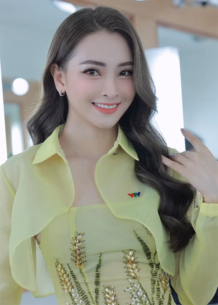 Huyền Trang (Mù Tạt) là một trong những MC kỳ cựu của chương trình "Bữa trưa vui vẻ" và một số chương trình khác trên VTV6, VTV3. Cô đã có 8 năm gắn bó với nghề MC ở VTV.