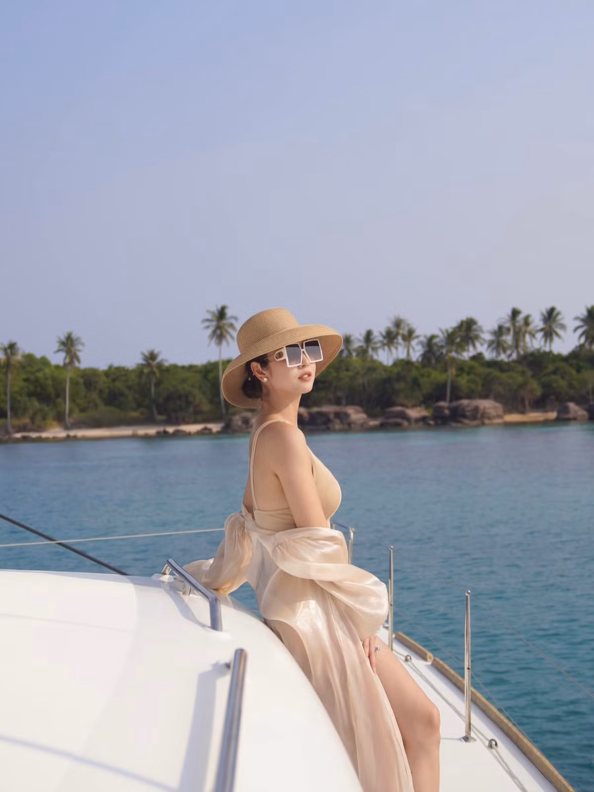 Dịp hè năm nay, Hoa hậu châu Á tại Mỹ năm 2006 thường xuyên đăng tải loạt ảnh khoe dáng nóng bỏng với bikini quyến rũ trong mỗi chuyến du lịch biển.
