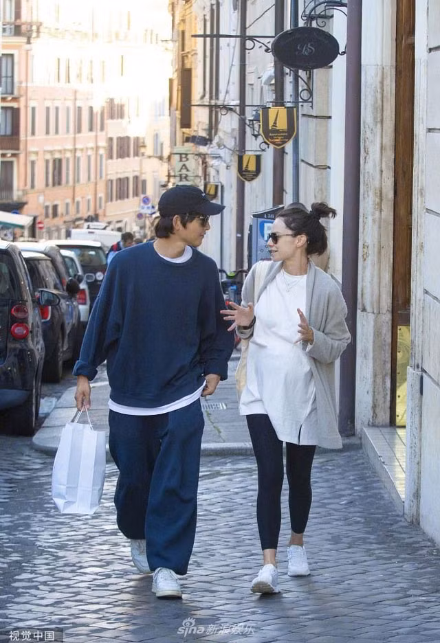 Hai vợ chồng Song Joong Ki sang châu Âu từ tháng 2 bởi nam diễn viên có lịch quay phim "My Name is Loh Kiwan" ở đây.