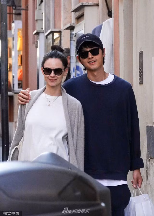 Song Joong Ki va vo moi tay trong tay di du lich Rome