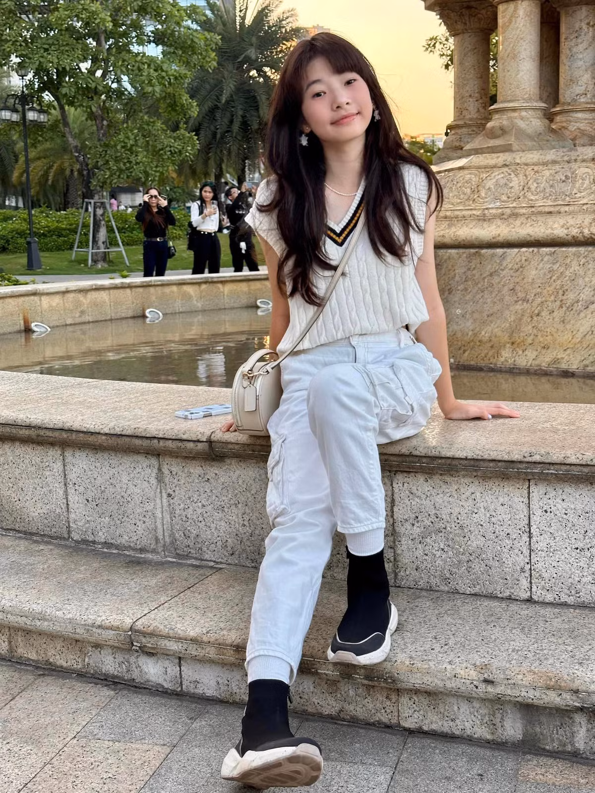 Trên trang cá nhân, MC sinh năm 1981 nhắn nhủ con gái: "Hãy cứ là chính con! Ba mẹ, em Bon và cả nhà sẽ luôn bên cạnh bảo vệ con. Cứ thoải mái như khi con ở hồ bơi, tung tăng trên sân cỏ hay quyết tâm trên đường chạy marathon, ở tuổi này trải nghiệm tình bạn và các hoạt động trong môi trường giáo dục là điều quý giá nhất, đừng bận tâm thế giới bên ngoài con nhé!".