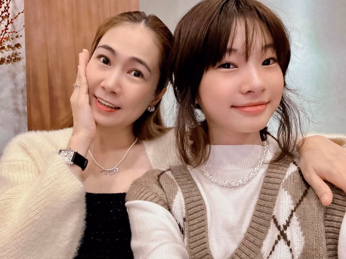 Bé Dâu có đôi mắt giống bố, sống mũi cao và gương mặt thanh tú giống mẹ.