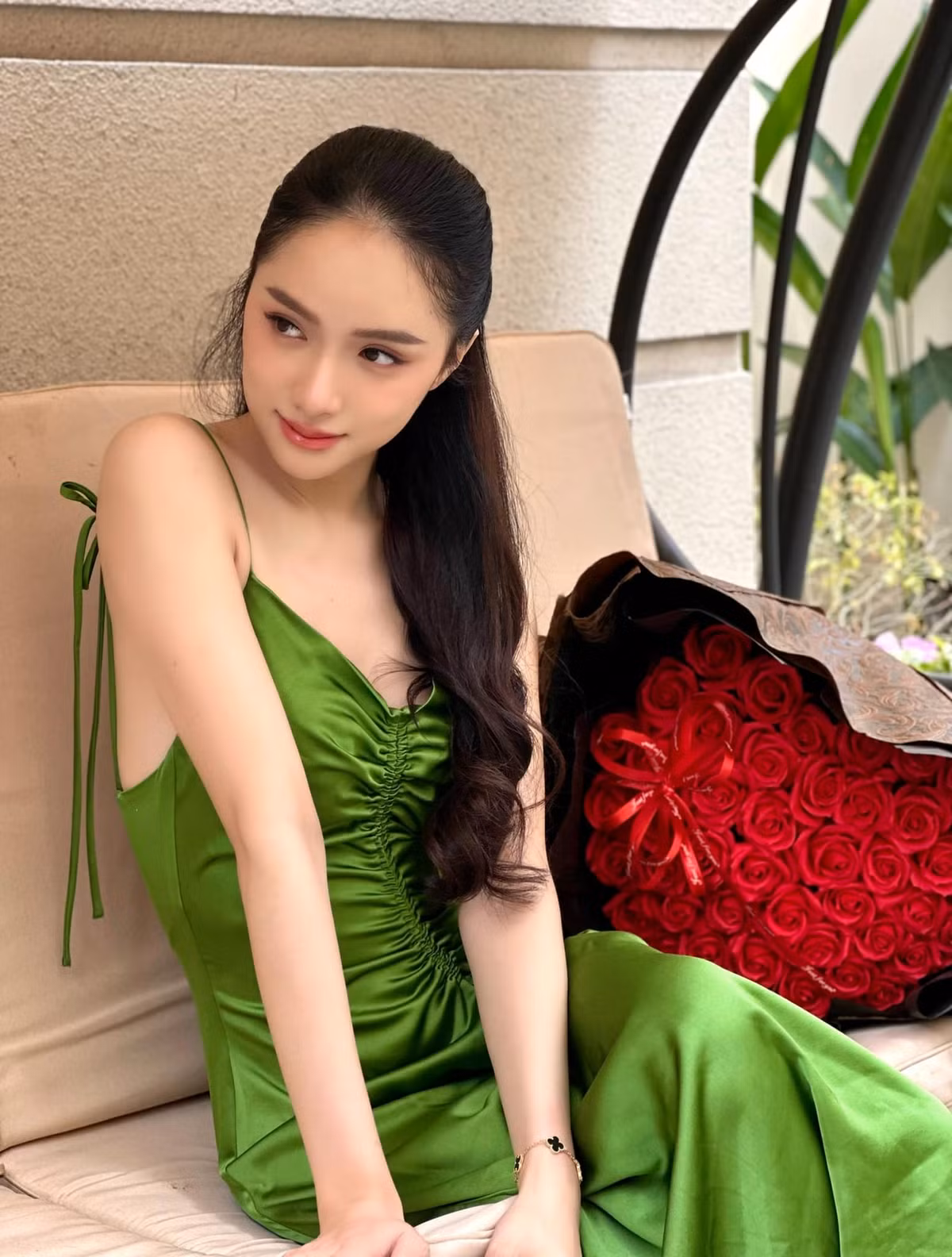 Khoảnh khắc tạo dáng bên bó hoa hồng đỏ thắm còn khiến giọng ca chuyển giới vướng nghi vấn đã có tình mới hậu chia tay Matt Liu.