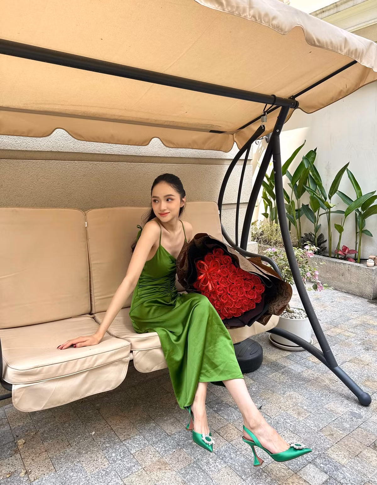 Chia sẻ khoảnh khắc "thềm nhà có hoa" với nhan sắc xinh đẹp, Hương Giang gây chú ý với thềm ngực gầy trơ xương.