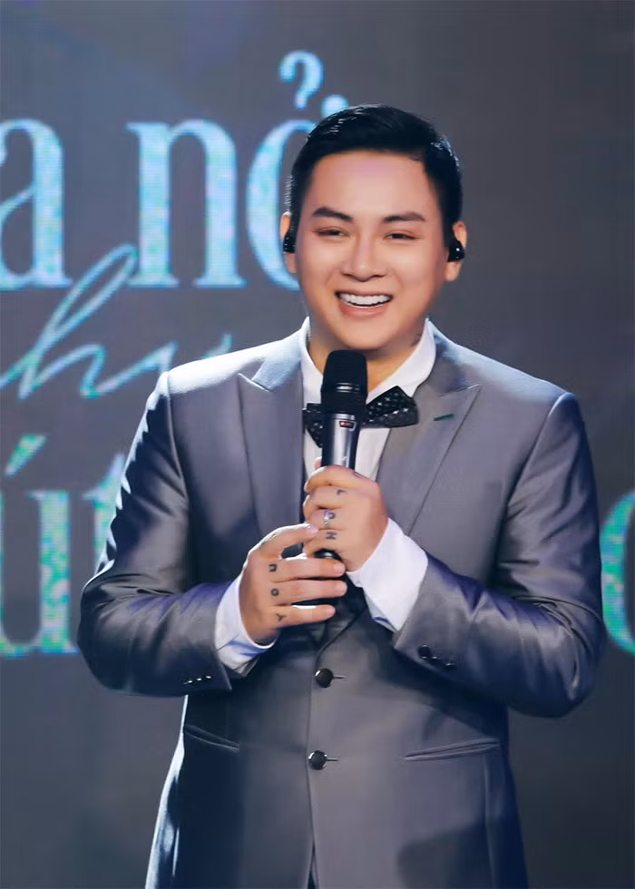 Người hâm mộ vui mừng cho nam ca sĩ khi tiếp tục trở lại làm nghề và gặt hái được những thành quả đáng kể sau nhiều năm thăng trầm. Hoài Lâm được các phòng trà, chương trình ca nhạc săn đón, khán giả thì luôn ủng hộ nhiệt tình. (Ảnh: FBNV)