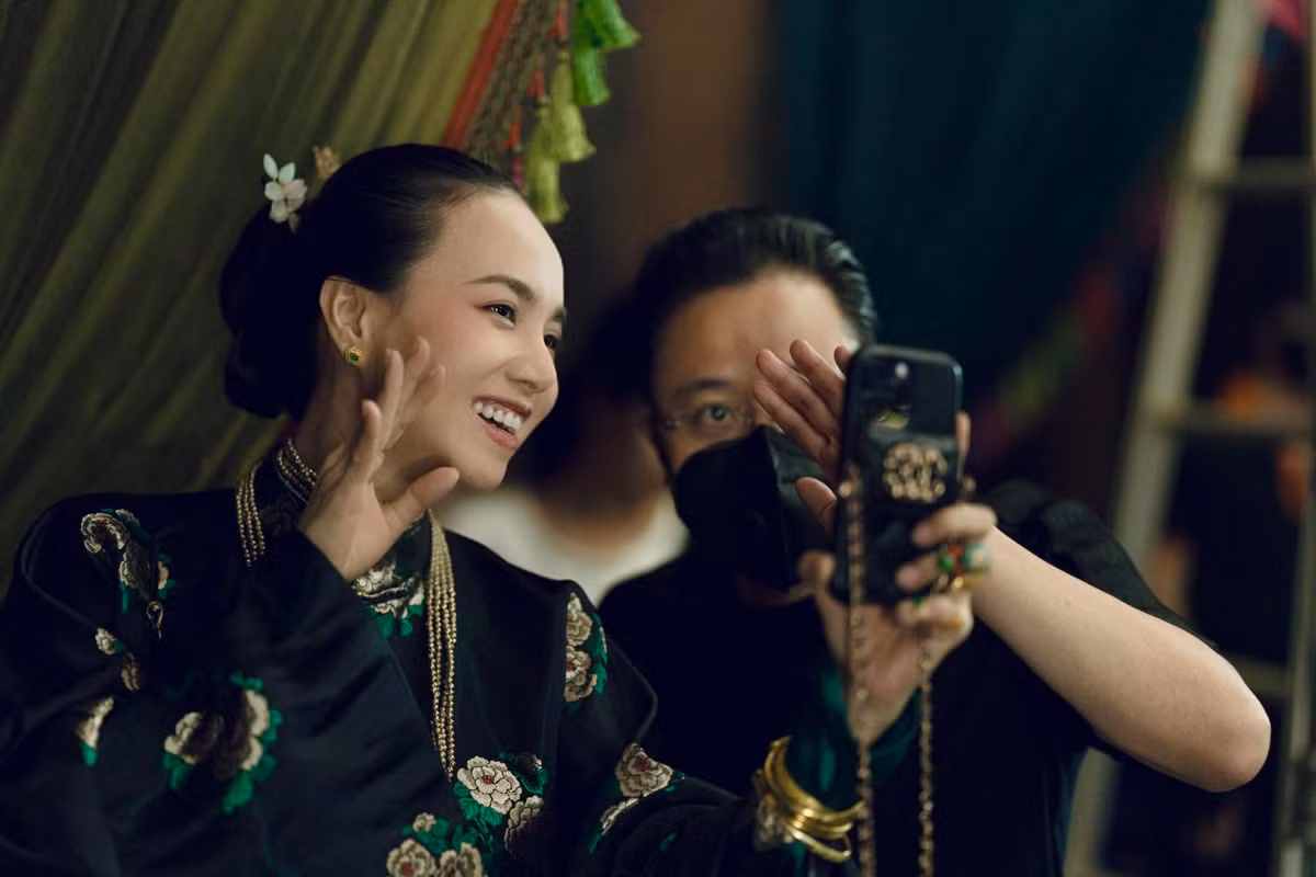 Chuẩn bị cho bộ phim điện ảnh "Người vợ cuối cùng" ra rạp, đạo diễn triệu đô Victor Vũ nhận được thêm sự quan tâm khi có bà xã xinh đẹp luôn đồng hành. Vợ đạo diễn Victor Vũ là mỹ nhân đình đám một thời của showbiz - Đinh Ngọc Diệp.